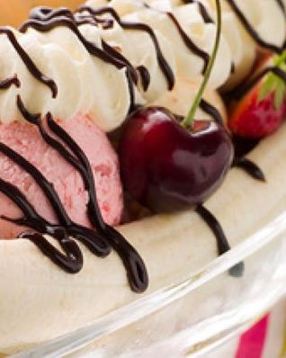 Банановый десерт с мороженым