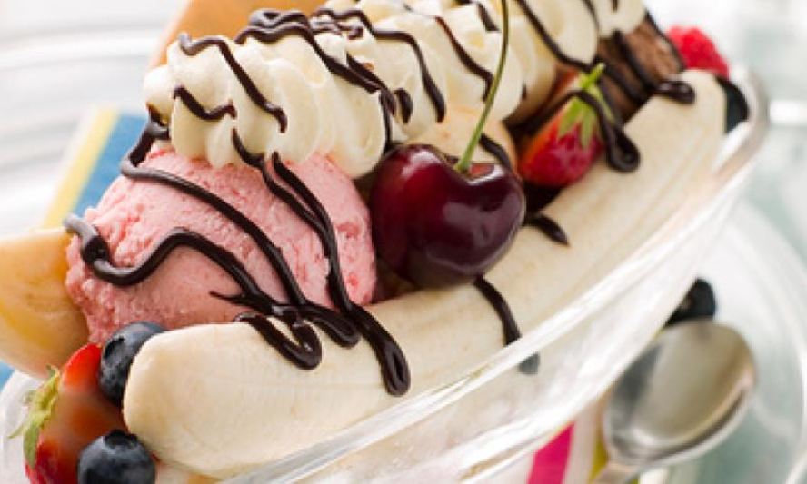 Рецепт бананового десерта с мороженым