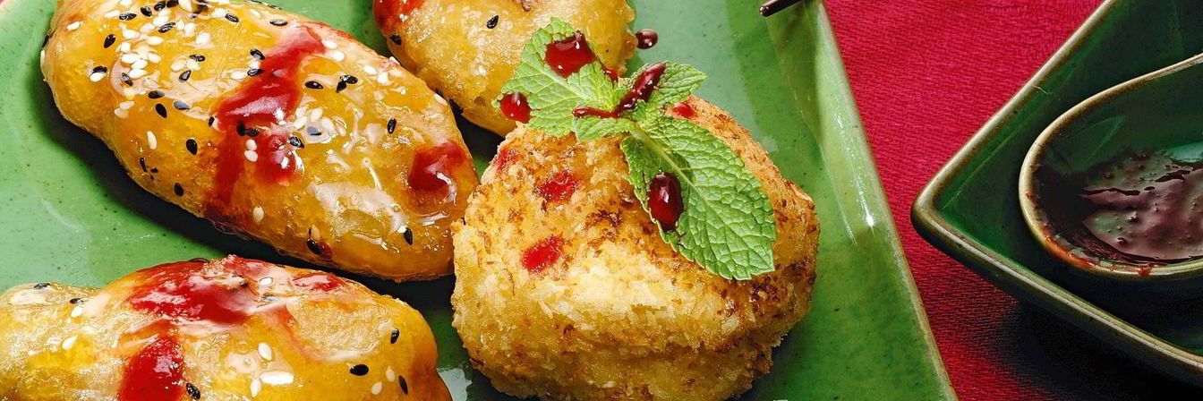 Бананы в карамели с жареным мороженым