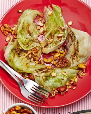 Быстро обжаренный айсберг с орехами