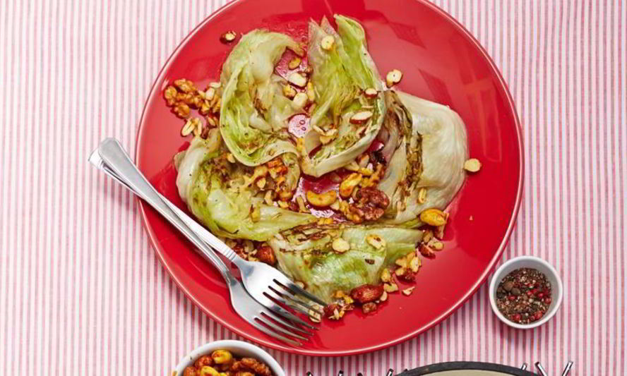 Рецепт быстро обжаренного айсберг с орехами