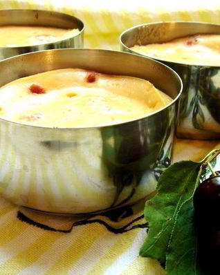 Десерт из запеченной ряженки с вишнями и шоколадом