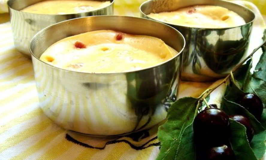 Рецепт десерта из запеченной ряженки с вишнями и шоколадом