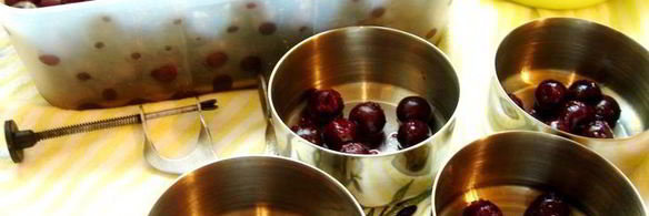 десерт из запеченной ряженки с вишнями и шоколадом