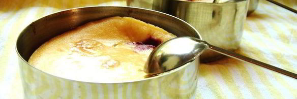 десерт из запеченной ряженки с вишнями и шоколадом