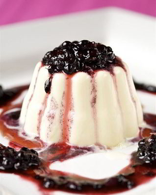 Французский десертный сыр с ежевичным соусом
