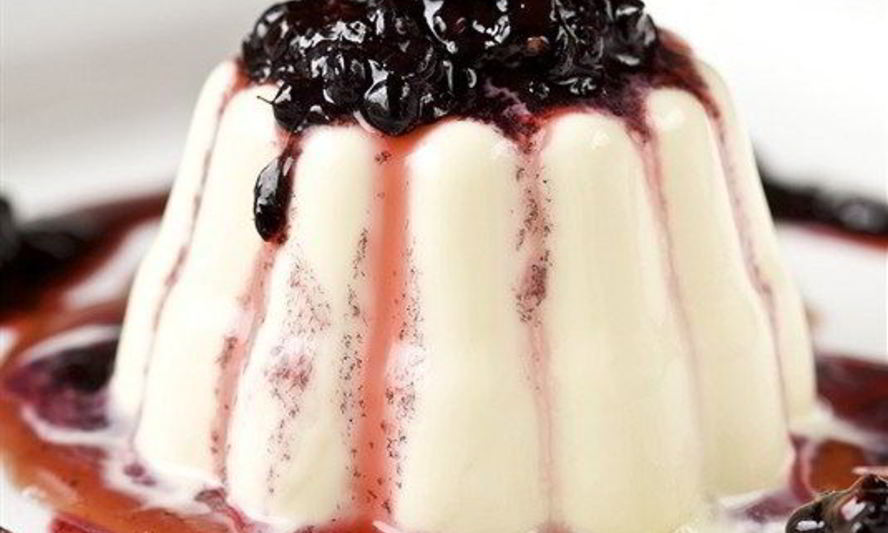 Рецепт французского десертного сыра с ежевичным соусом