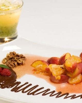 Фрукты с острым шоколадным соусом