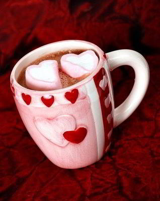 Горячий шоколад с сердцами из маршмеллоу