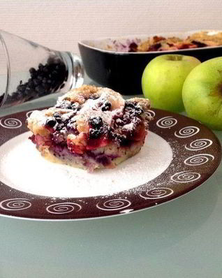 Хлебный пудинг с яблоками и черникой