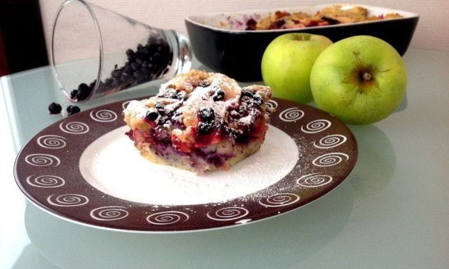 Рецепт хлебного пудинга с яблоками и черникой