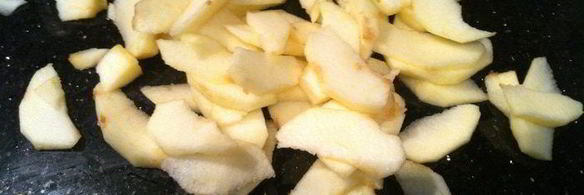 хлебный пудинг с яблоками и черникой