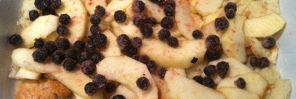 хлебный пудинг с яблоками и черникой