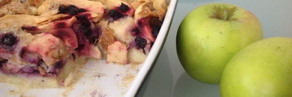 хлебный пудинг с яблоками и черникой