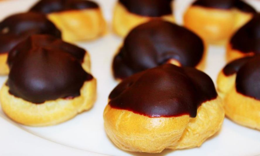 Рецепт биньего с кремом шантильи, покрытый шоколадным ганашем