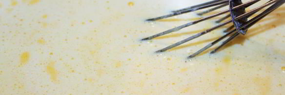 бинье с кремом шантильи, покрытый шоколадным ганашем