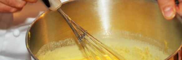 бинье с кремом шантильи, покрытый шоколадным ганашем