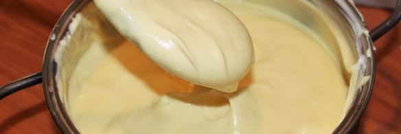 бинье с кремом шантильи, покрытый шоколадным ганашем