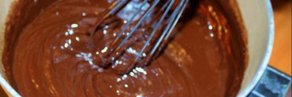 бинье с кремом шантильи, покрытый шоколадным ганашем