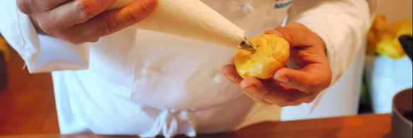 бинье с кремом шантильи, покрытый шоколадным ганашем