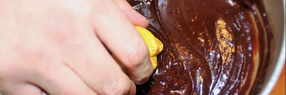 бинье с кремом шантильи, покрытый шоколадным ганашем