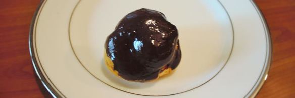 бинье с кремом шантильи, покрытый шоколадным ганашем