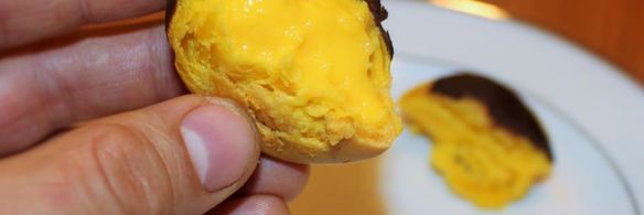 бинье с кремом шантильи, покрытый шоколадным ганашем