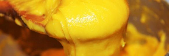 бинье с кремом шантильи, покрытый шоколадным ганашем