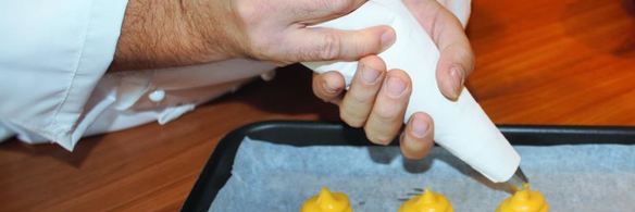 бинье с кремом шантильи, покрытый шоколадным ганашем