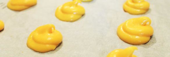 бинье с кремом шантильи, покрытый шоколадным ганашем