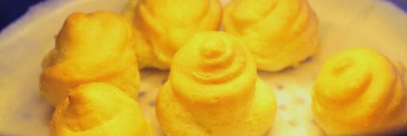 бинье с кремом шантильи, покрытый шоколадным ганашем