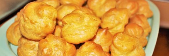 бинье с кремом шантильи, покрытый шоколадным ганашем