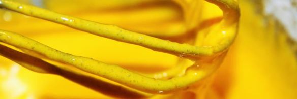 бинье с кремом шантильи, покрытый шоколадным ганашем