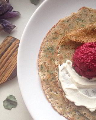 Блинчики без яиц с зеленью и кремом из свеклы