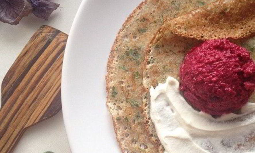 Рецепт блинчиков без яиц с зеленью и кремом из свеклы