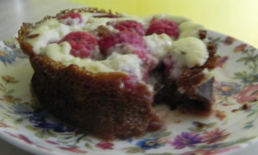 Рецепт блинных корзиночек с малиной и йогуртовым кремом