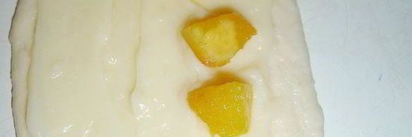 булочки с заварным кремом и персиком