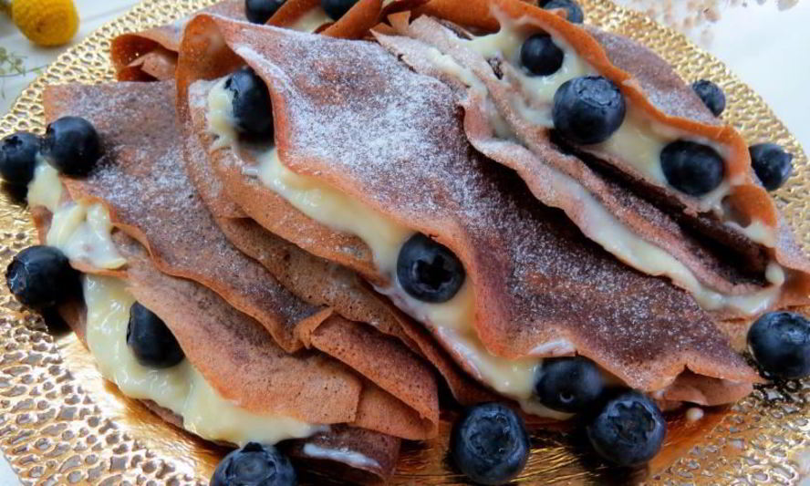 Рецепт черемуховых блинчиков с ванильным кремом и голубикой