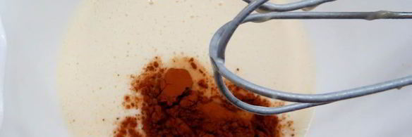 черемуховые блинчики с ванильным кремом и голубикой