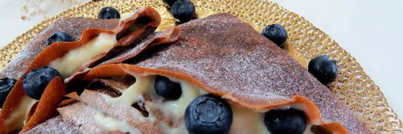 черемуховые блинчики с ванильным кремом и голубикой