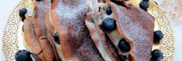 черемуховые блинчики с ванильным кремом и голубикой