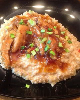 Курица в соусе с кремовой кашей