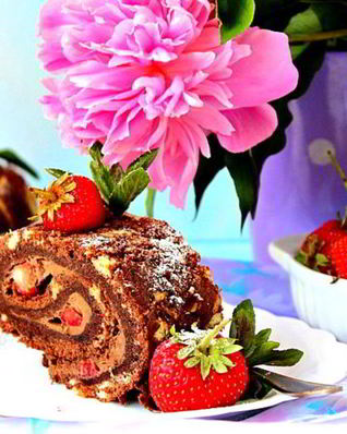 Рулет с кофейным кремом и клубникой