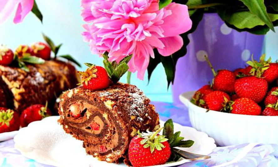 Рецепт рулета с кофейным кремом и клубникой