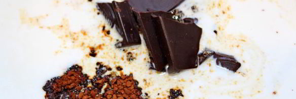 рулет с кофейным кремом и клубникой