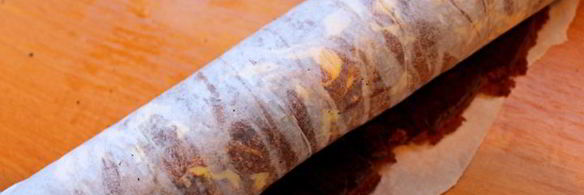 рулет с кофейным кремом и клубникой