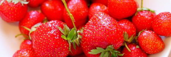 рулет с кофейным кремом и клубникой