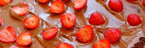 рулет с кофейным кремом и клубникой