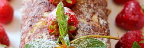 рулет с кофейным кремом и клубникой