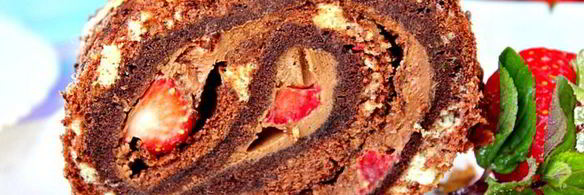 рулет с кофейным кремом и клубникой